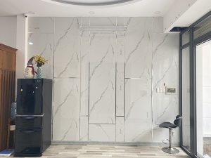 Công trình tấm ốp PVC vân đá kết hợp lam sóng trong nhà