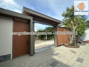 Công trình ốp cổng với tấm ốp Kosmos 148 màu Lightwood